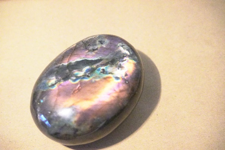 GALET LABRADORITE VIOLET MULTICOLORE