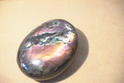 GALET LABRADORITE VIOLET MULTICOLORE