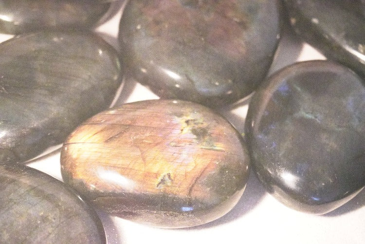 GALET LABRADORITE VIOLET MULTICOLORE