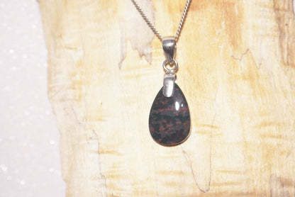 PENDENTIF JASPE HELIOTROPE (Jaspe Sanguin)