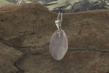 PENDENTIF QUARTZ ROSE PIERRE ROULEE 