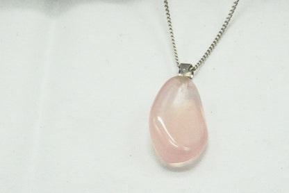 PENDENTIF QUARTZ ROSE PIERRE ROULEE 